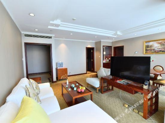 Suite with lake view