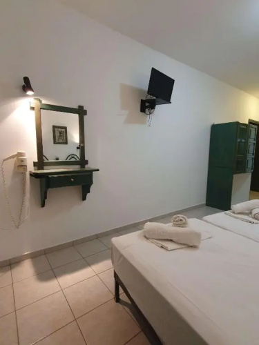 Pavlos Maria Studios Double blue room w 2 beds