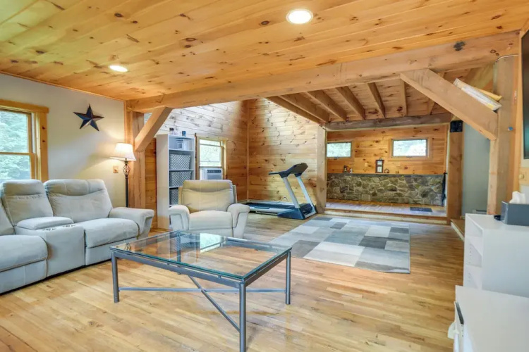 Meredith Home w/ Deck: 6 Mi to Lake Winnipesaukee!