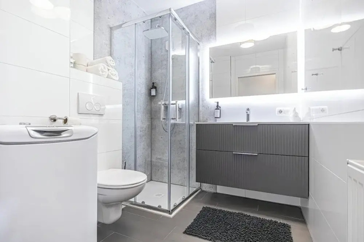 Cozy 1BR 1LR Apartment Balcony City