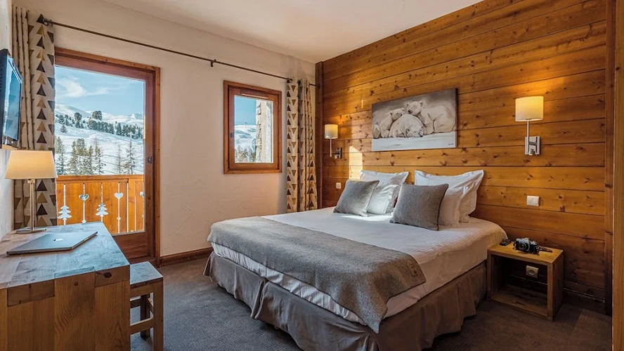 Comfort room with balcony and with mountain view