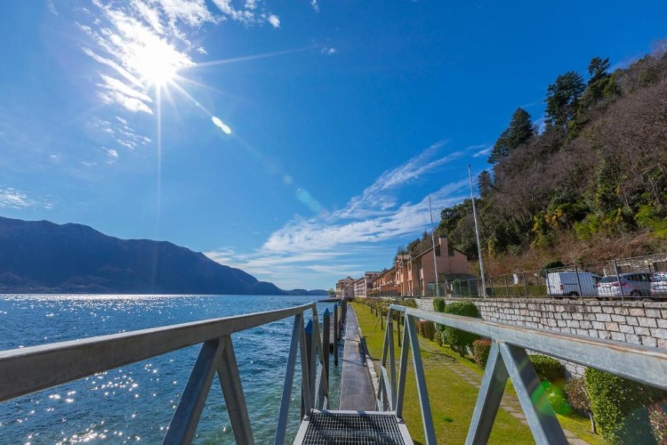 Apartment with lake view