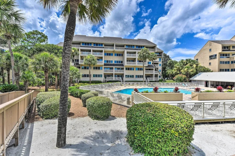 Palmetto Dunes Villa w/ Deck & Lagoon Views!