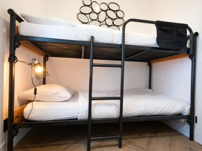 Deluxe Canal-side Stay