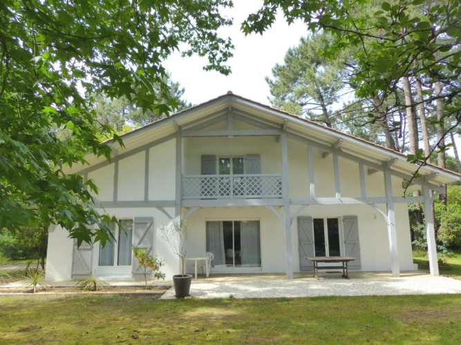 4 Bedrooms Villa