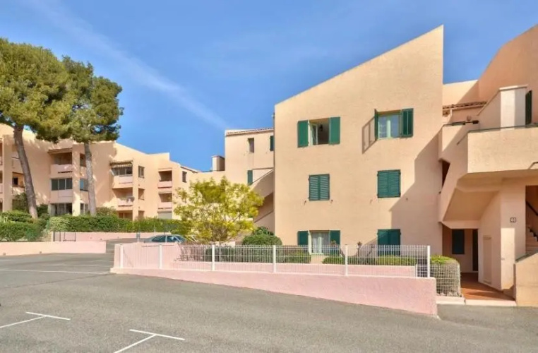 Studio avec piscines à 500m de la plage