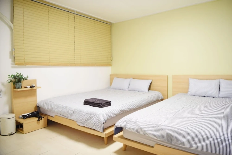 1 Bedroom Standard Quadruple Family Basement room