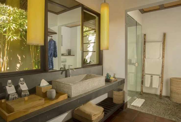 Standard room with balcony and with partial ocean view