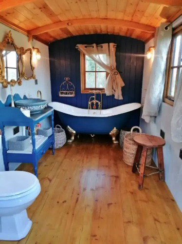 Shepherd's Hut in Romsey With Fire Pit