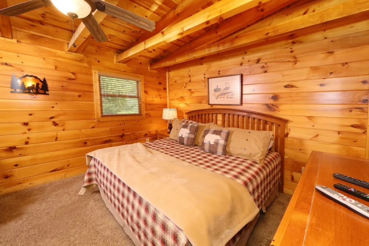 Black Bear Hideaway - Five Bedroom Cabin