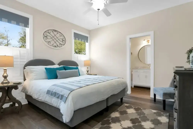 Downtown St Augustine Steps to Ice Plant Upscale