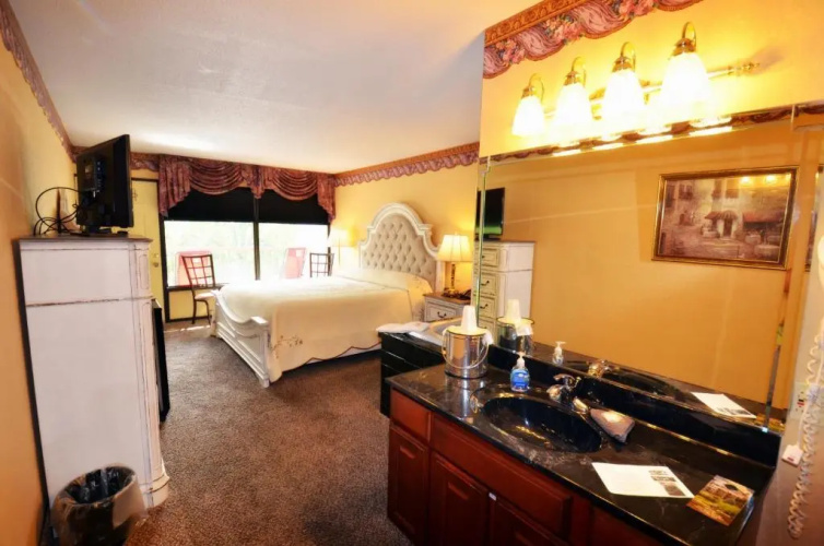 RiverGate Mountain Lodge & Wedding Chapel