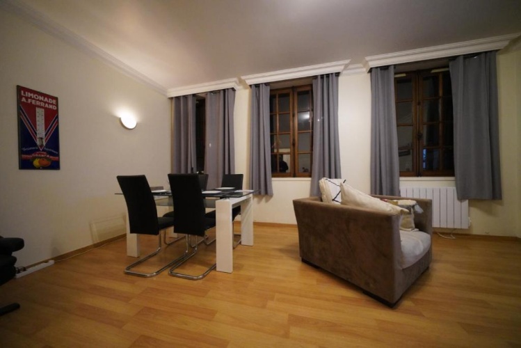 2 Bedrooms Apartment