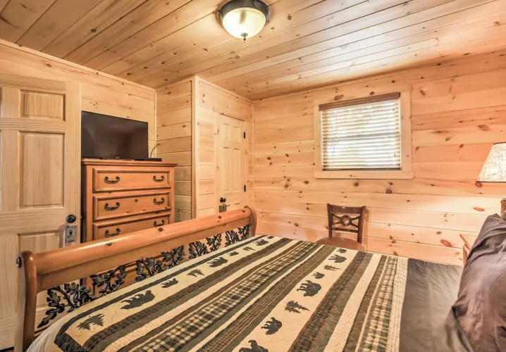 Hot Tub & Loft: Mountain-view Sevierville Cabin