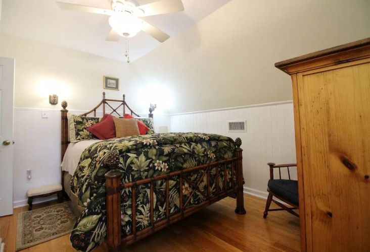 Tudor Oaks Inn