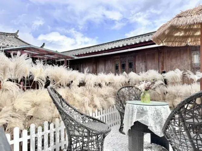 Putih Courtyard