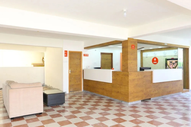 OYO 10701 Moukthi Apartment