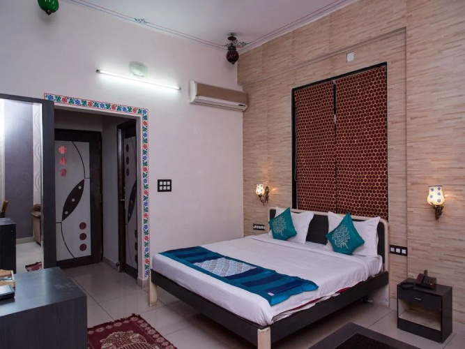 OYO 11716 Hotel Everest