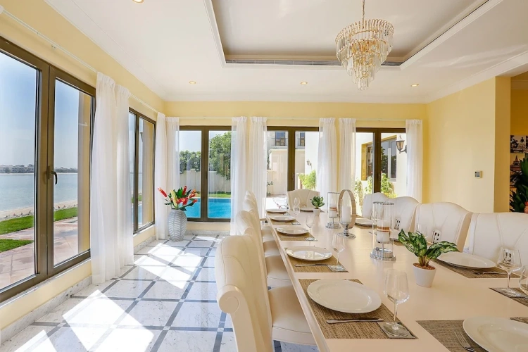 6 Bedrooms Villa