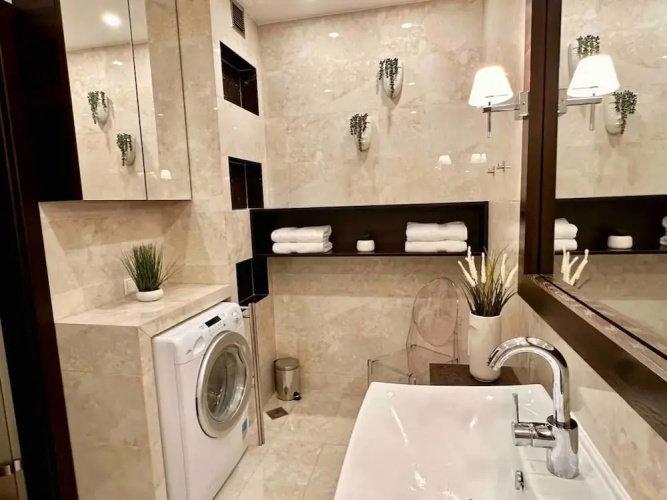 Chic Metro-side Apartment