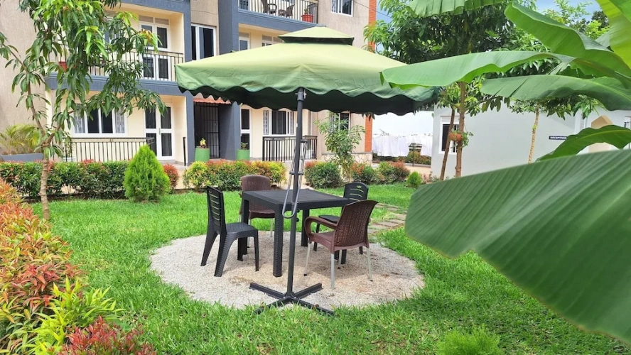 2 Bedrooms Apartment with garden view