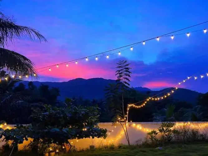 Wanning Yellow&White Homestay