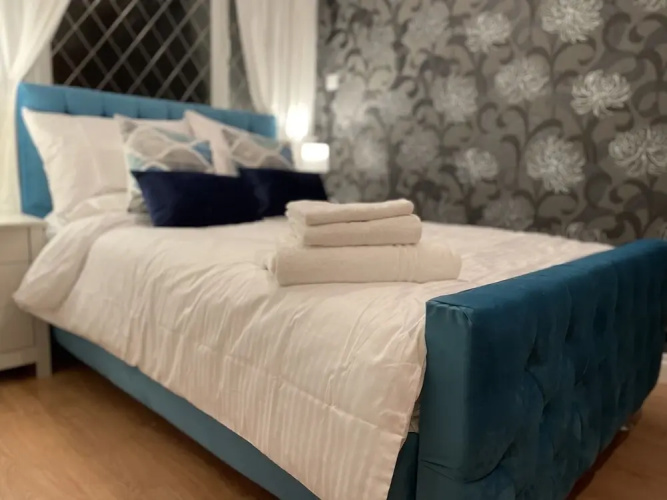 Beautiful 4 Bed Home With Free Parking