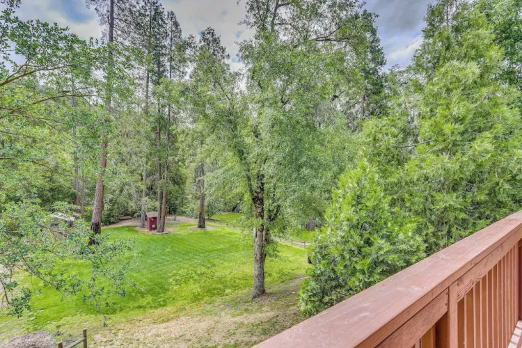 Rustic Oakhurst Retreat < 4 Mi to Bass Lake!