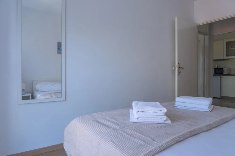 Spacious apt few min Walk to old Town and Beach