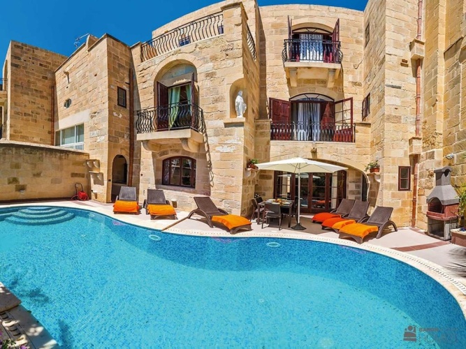 5 Bedrooms Cottage