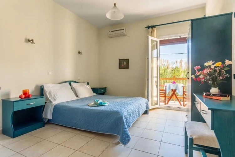 Studio with balcony and with garden view