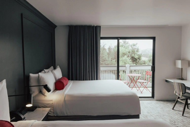 Vinland Hotel and Lounge