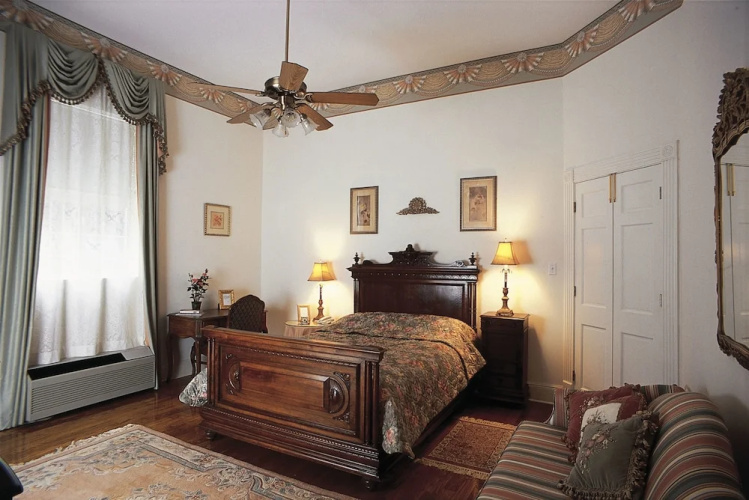 Hubbard Mansion B&B