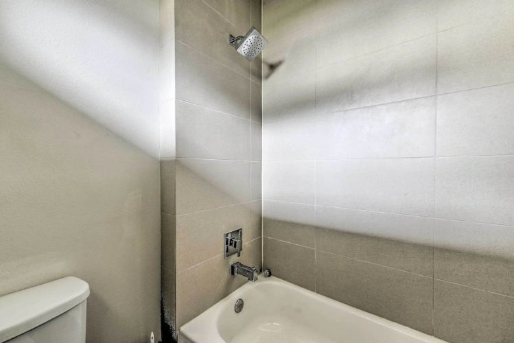 3 Bedrooms Apartment