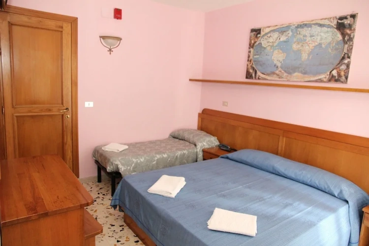 Standard Triple room