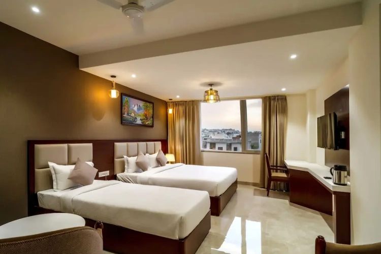 Standard Triple room with city view