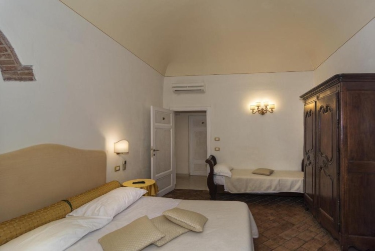 Standard Triple room with garden view