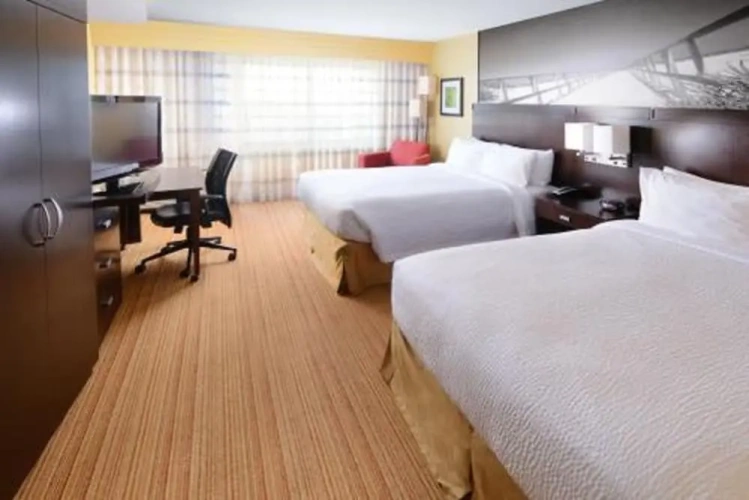 Standard Quadruple room with pool view
