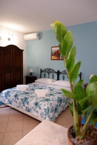 Classic Triple room with courtyard view