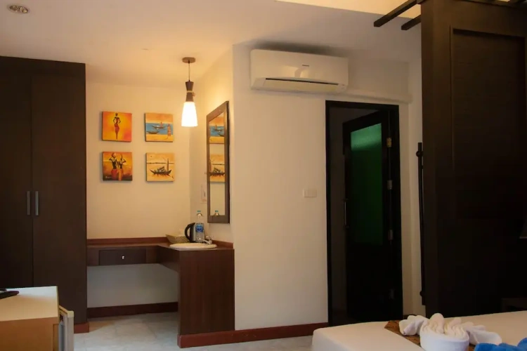 1 Bedroom Standard room with balcony and with partial ocean view
