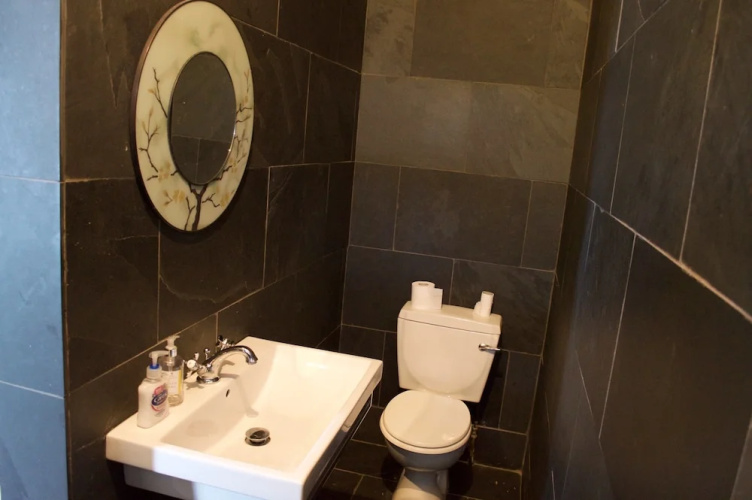 2 Bedroom Apartment With Free Parking