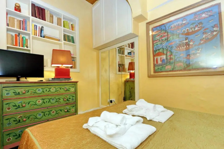 Pantheon charming apartment
