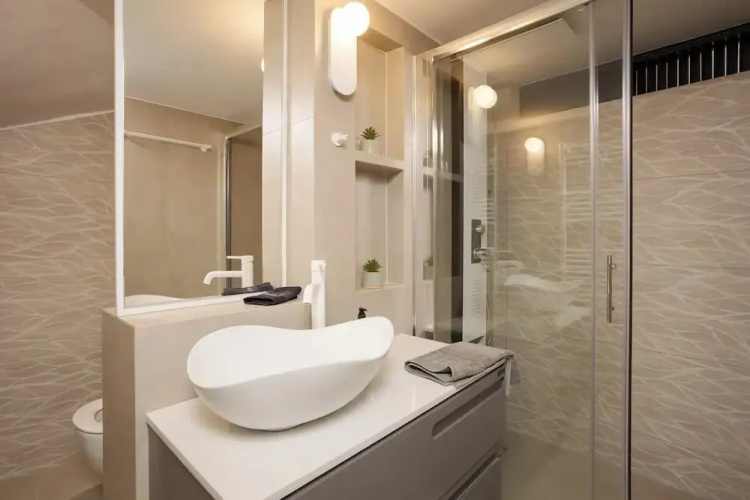 Demmi Central 2BR Designer Apt