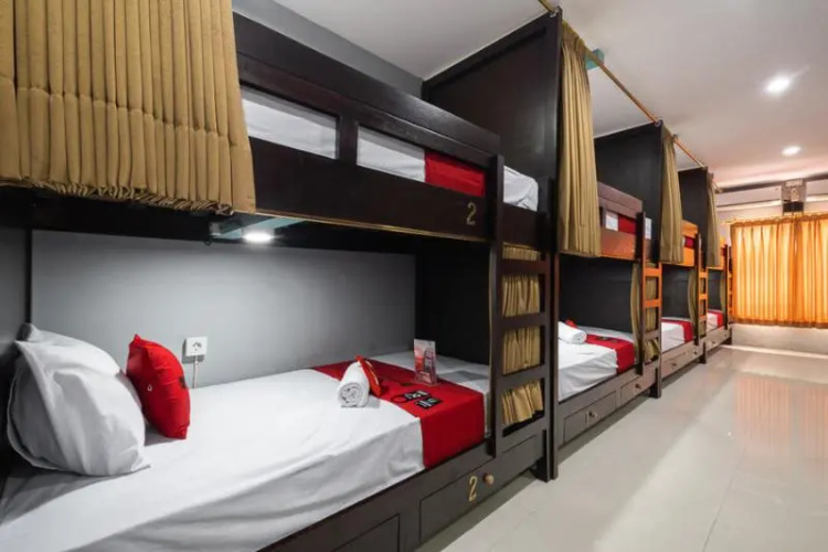 RedDoorz Hostel near Trans Studio Mall