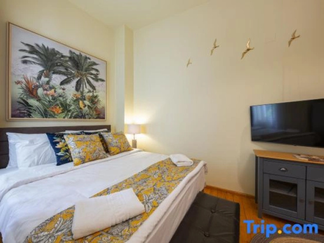 Rainforest Studio Downtown by Pretty Apartments