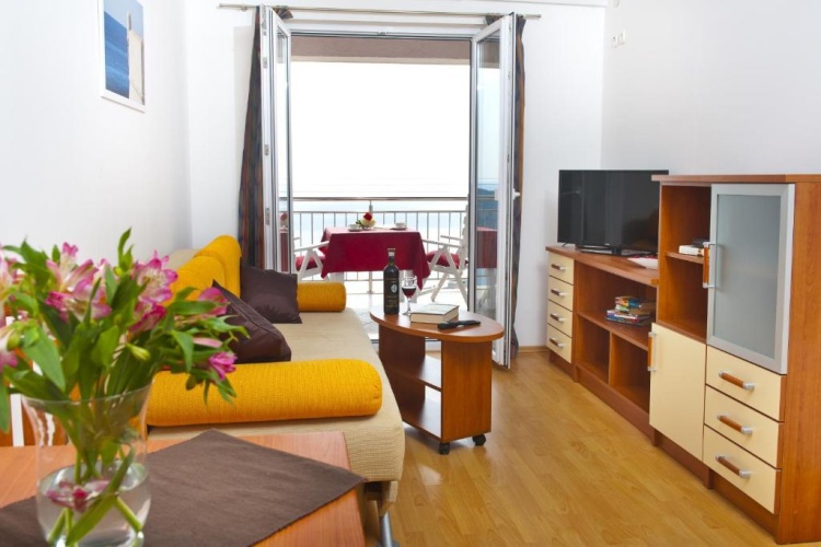 Apartment with balcony and with sea view