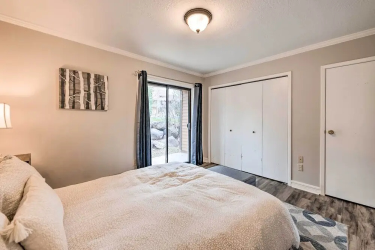 Chic Eden Condo w/ Pool Access < 5 Mi to Ski!