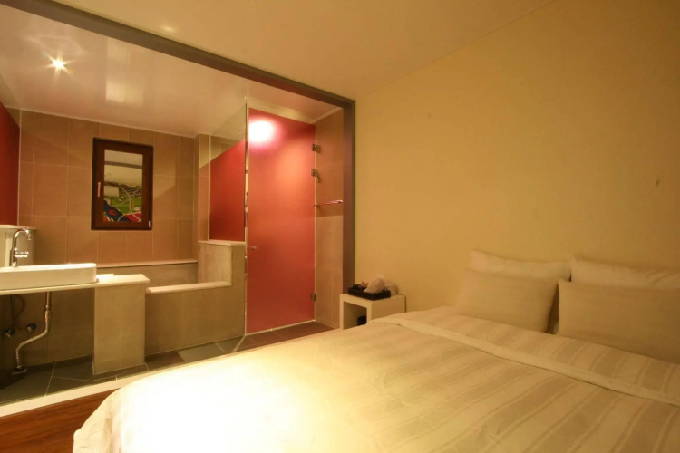 Hotel At noon