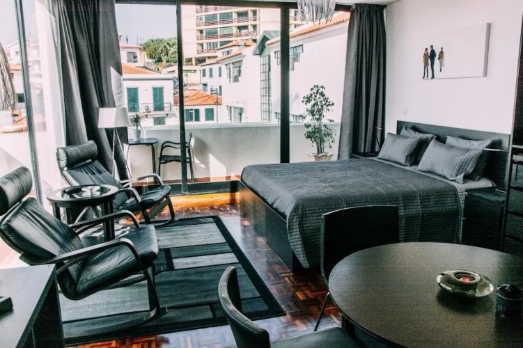 Arts In Apartments Pina