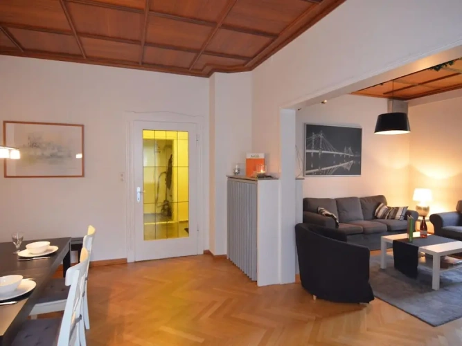 5 Bedrooms Classic Apartment with balcony